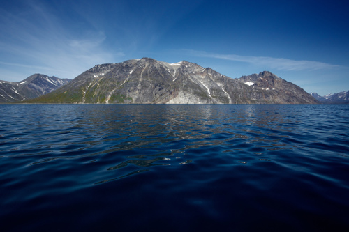 Montañas desde el fiordo de Nanortalik