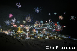 Castillo de fuegos artificiales para celebrar la navidad en Groenlandia